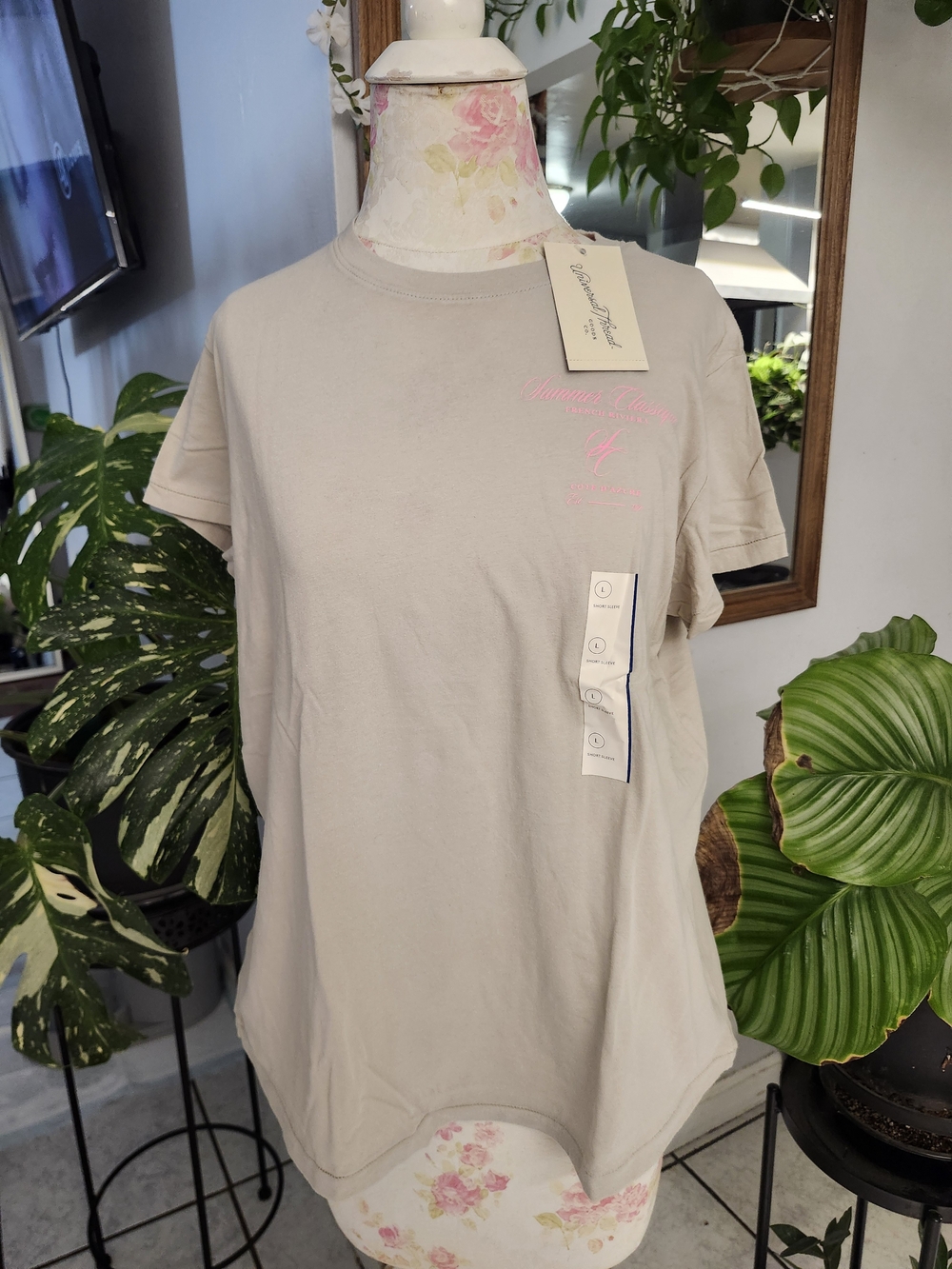 Universal Thread Short Sleeve Tee in Light Gray with Pink Script